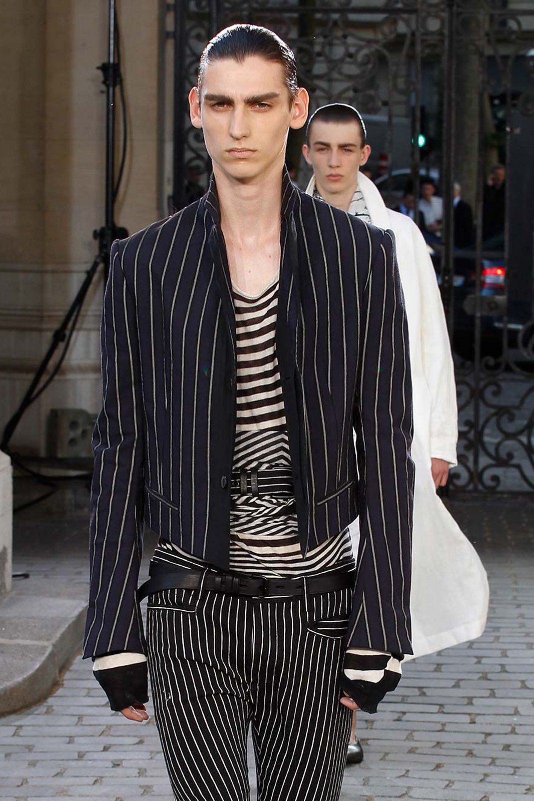 spring-2016-menswear-trends-04-long-striped-suits-00