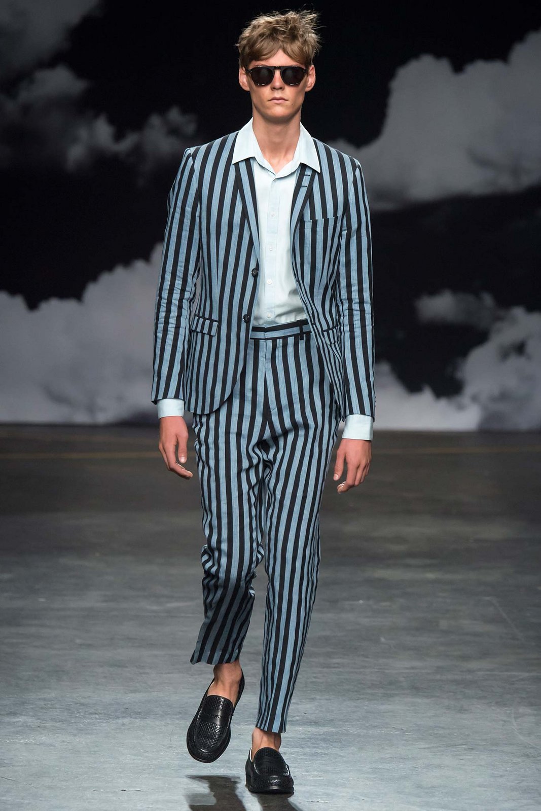 spring-2016-menswear-trends-04-long-striped-suits-06